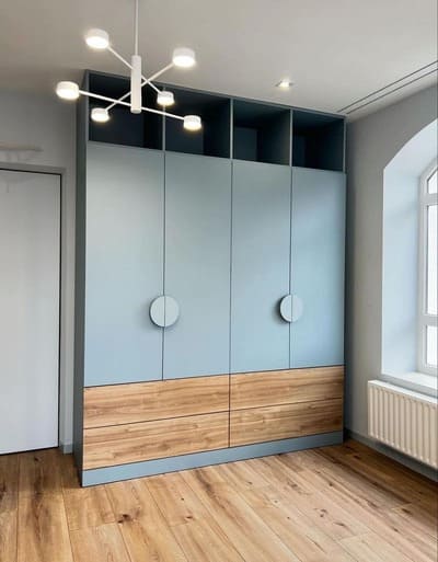 Распашной шкаф в спальню