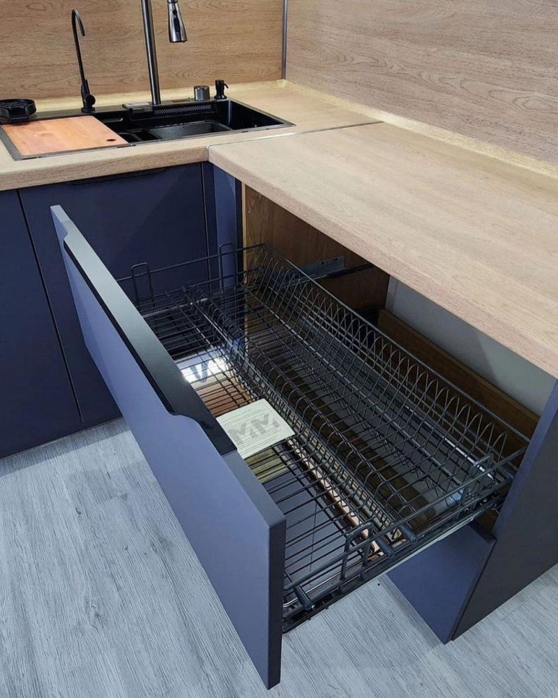 Распашной шкаф белый